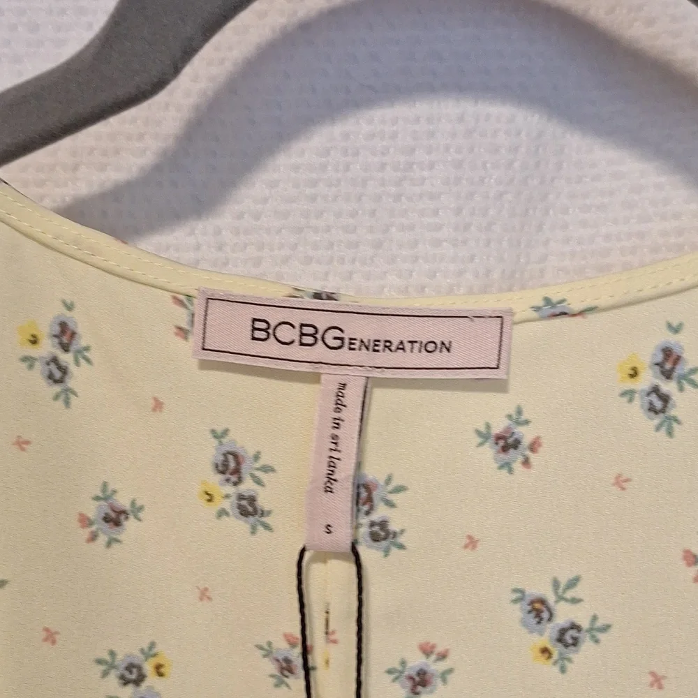 BCBGeneration Ditsy Floral , Wrap Top size Medium.. NWT - Picture 7 of 12